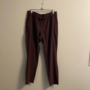 Lululemon on the fly 7/8 woven pant